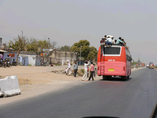 Unterwegs nach Delhi - Bus mit Passagieren auf dem Dach