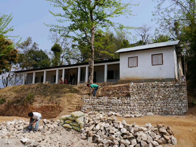 Sikari-Dhura Primary School - Stützmauer im Bau