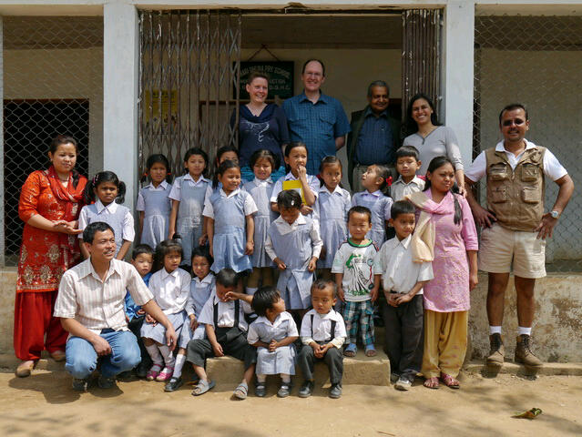 Sikari-Dhura Primary School - Gruppenfoto mit Schulkindern