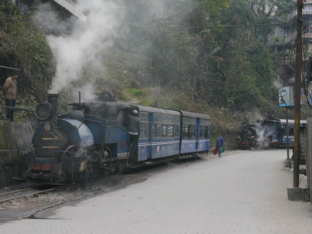 Darjeeling Himalayan Railway - Joy Ride 52549 von Ghum nach Darjeeling mit Lok 795 und 791