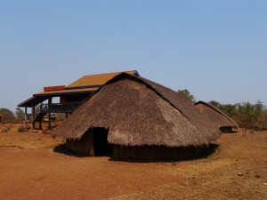 Phnong-Dorf in der Nähe von Senmonorom, alte und neue Hütten nebeneinander