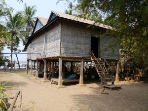 Kratie: Insel Koh Rougniv, Wohnhaus