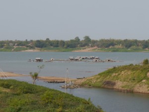 Kratie: Vietnamesisches schwimmendes Fischerdorf