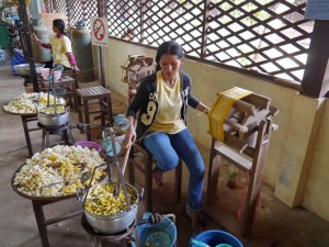 Siem Reap: Seidenfarm, Rohseide abwickeln