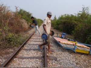 Battambang: Bamboo Train, Achsen neben  Gleis deponieren