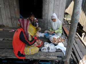 Koh Kong: Fischerdorf Kaoh Sralau, Krebse zerlegen