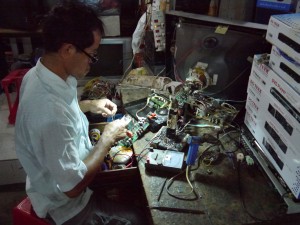 Sihanouk Ville: Lokaler Markt, Elektroreparatur