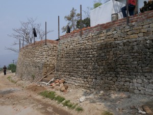 Glenburn: Schule, neue Stützmauer für Schulplatz