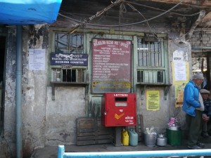 Darjeeling: Postamt im lokalen Markt