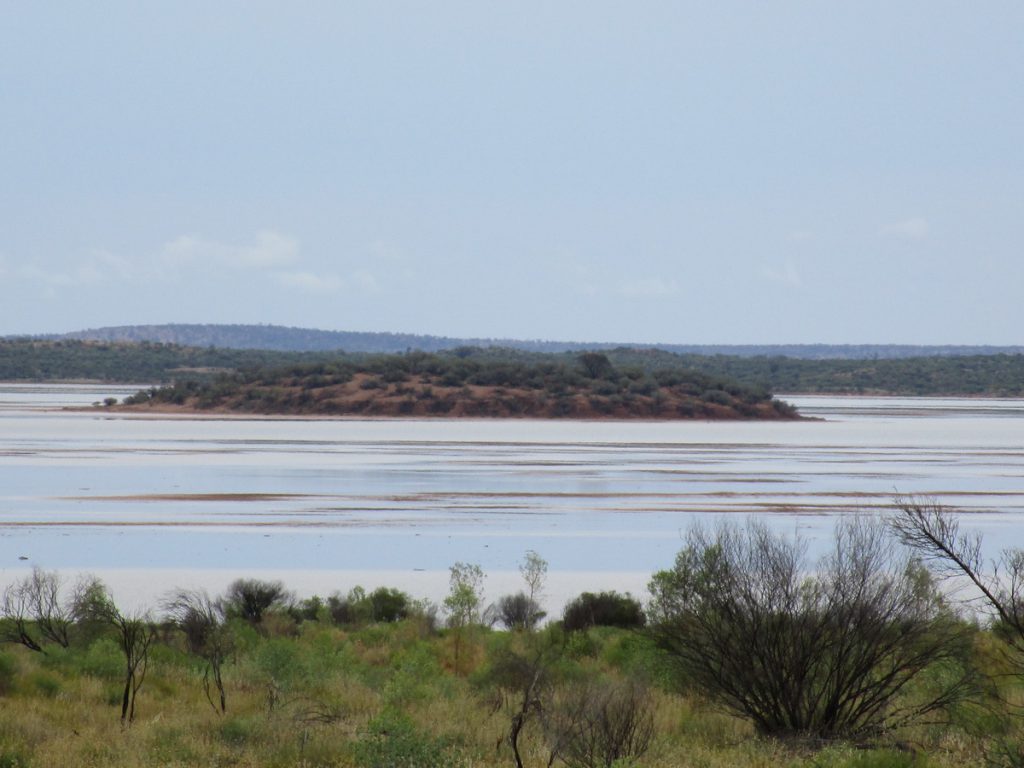 Unterwegs - kleiner See mit Insel nach Regen